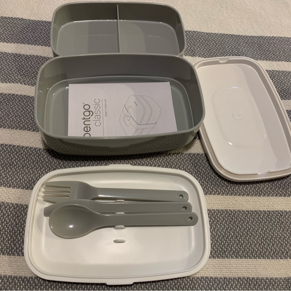 NWT Reusable stackable to-go container by Bentgo.